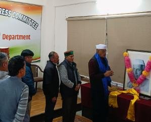 Shimla: Floral tribute given to Pt. Nehru at State Congress Headquarters