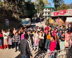  Solan: SFI blocked the road outside Sabathu College