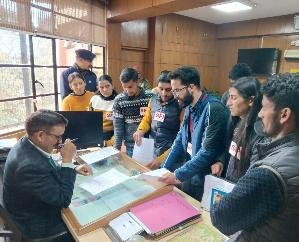 Shimla: SFI submitted memorandum to the university administration regarding student demands.