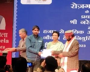 Shimla: Union Minister of State distributed appointment letters to the youth in the employment fair.