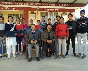17 मेधावियों को  लैपटॉप देकर किया सम्मानित