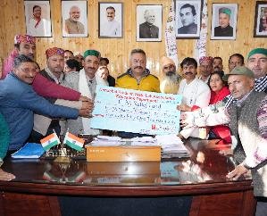 State Lab Association contributed Rs 2.5 lakh to the Chief Minister's Relief Fund