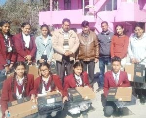 बी एल स्कूल कुनिहार के 11 मेधावी बच्चों को लैपटॉप देकर किया सम्मानित