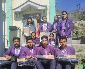एस वी एन स्कूल कुनिहार के 13 होनहार छात्र छात्राओं को मिले लैपटॉप