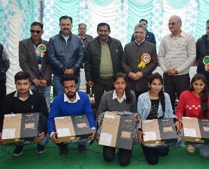 विधायक सुभाष ठाकुर ने 685 मेधावी विद्यार्थियों को बांटे लैपटाॅप