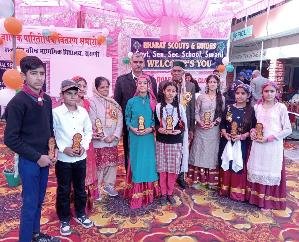 Jwalamukhi MLA Sanjay Ratna awarded the promising students of Surani School