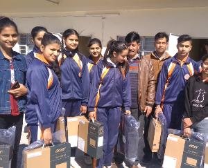 परीक्षा में बेहतरीन प्रदर्शन दिखा किए लैपटॉप प्राप्त 