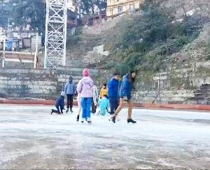 Shimla: Youth enjoyed the thrill of slipping on glass