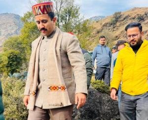 Public Works Minister Vikramaditya Singh reached Thathri village of Dharamshala.