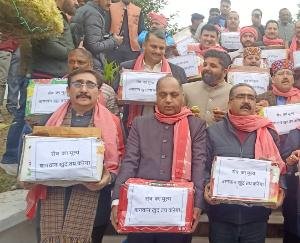  Dharamshala: Opposition reached assembly premises with boxes of apples