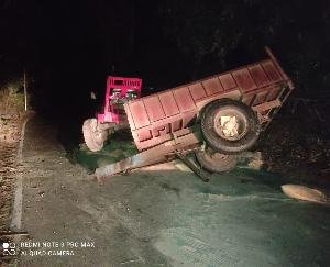 Dadasiba: Tractor trolley overturned on the road in Rodi Kodi, rider narrowly escaped  123