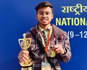 Jaisinghpur: Akhil of Ropri won gold in visual art in the national level art festival.