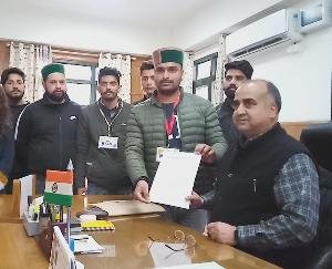 प्रदेश सरकार के खिलाफ मिनी सचिवालय पर NSUI ने की नारेबाजी