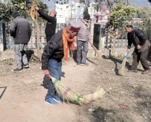Jwalamukhi: Former minister Ravindra Singh Ravi along with BJP workers cleaned Mata Ashtabhuji temple.