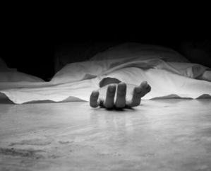 Indora: Policeman posted at Dhangu Pir railway bridge committed suicide by shooting himself with service gun.