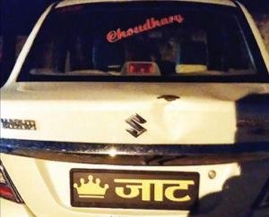 वाहनों पर स्टिकर लगाना पड़ सकता है महंगा