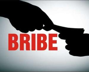 रंगे हाथ पकड़ी गई महिला सब-इंस्पेक्टर, ले रही थी रिश्वत  