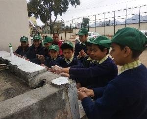 कोरोना वायरस के संक्रमण से बचाव के लिए बच्चों को बांटी जानकारी 