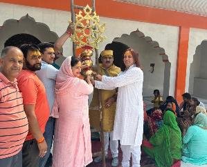 Installation of urns in the grand Banke Bihari temple under construction in Pattabarawari.