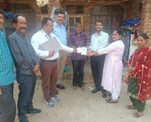 Invited to vote by delivering 'Diunda' to every home in Salogra