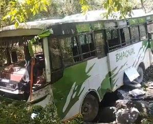 Private bus crashes in Dhartukhadi on the border of Sirmaur and Shimla, driver dies