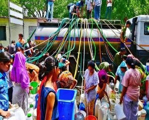 Water crisis continues in Delhi, people seen climbing on Jal Board tanker
