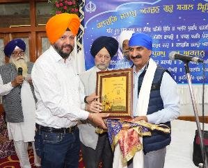 Shimla: Chief Minister paid obeisance at Gurudwara Sahib on Martyrdom Day.