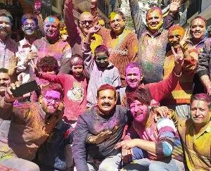 होली के रंगो में रंगी अर्की