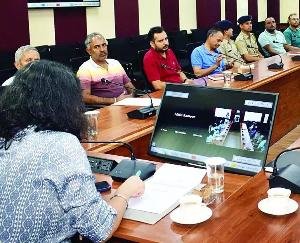 Kullu: A meeting was held under the chairmanship of Deputy Commissioner Torul S Ravish regarding preparations for apple season.