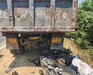 Bike rider collides with parked truck in Hamirpur, dies on the spot