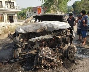 Hamirpur: Car turns into ball of fire after hitting parapet in Nadaun