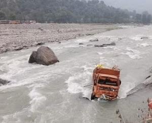Truck falls into Beas river near Vaishno Mata temple in Kullu, driver missing