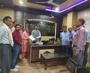 Kangra: Roads to three panchayats closed due to four lane construction work, villagers met SDM