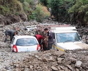 Heavy debris on the road in Chamiyana, Shimla