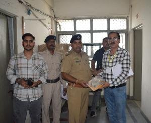 Election monitoring team caught more than one lakh cash from a vehicle in Dehra