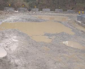 बरसात में तलाब बन जाती है सड़क, लोगो में रोष