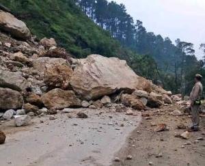 Speed ​​stopped on roads in Himachal, 150 roads and 334 power transformers stalled