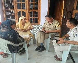 Kangra: Thieves stole cash and jewelery by breaking locks of two houses in Hatnala.