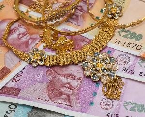 Sundernagar: Thieves stole jewelery worth six lakhs and Rs 11,000 in cash in Jaral village.