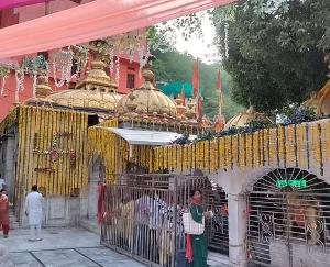 Jwalamukhi: Maa Jwala's temple decorated with five lakh flowers on the occasion of manifestation, 56 offerings were made