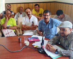 A meeting of fruit growers and truck operator union was held under the chairmanship of SDM in Karsog.