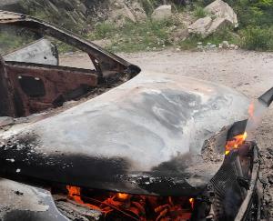 Fire broke out in a moving car in Kullu, husband and wife had come to visit Kullu from Haryana.