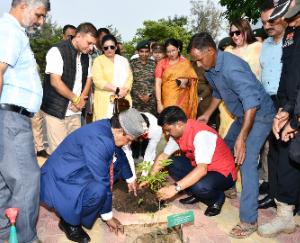 Health Minister inaugurates sales center for natural farming products at Nauni University