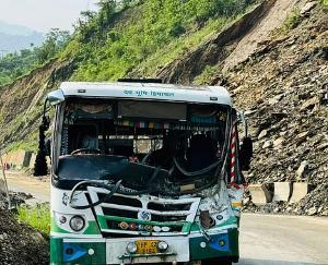 Mandi: Stones fell on HRTC moving bus, 3 passengers injured