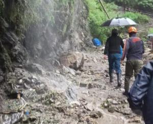 Major accident in Kedarnath, 3 passengers died, 5 injured due to debris falling on the yatra route.