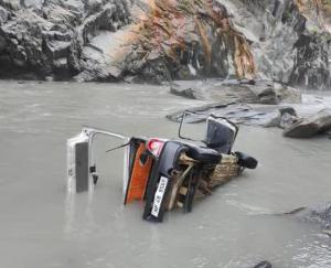 Car falls into Ravi river in Himachal's Chamba, one dead, one injured