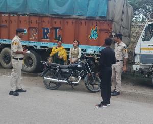 Indora: Traffic tourist and in-charge of railway police outpost gave instructions to those violating traffic rules.