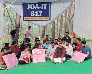 BJP MLAs sitting on serial fast with candidates of JOA IT 817 in Hamirpur