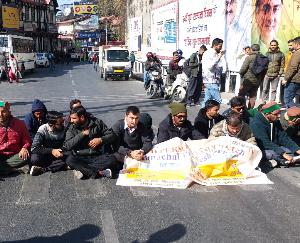 Shimla: Visually impaired association blocked the road near the secretariat, clashed with the police.