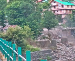 Cloud burst in Anjani Mahadev drain of Manali, power project including a house damaged, Manali-Leh road closed